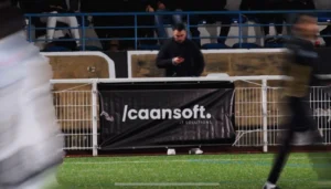 Banderole Caansoft au bord d'un terrain de football du FC 93