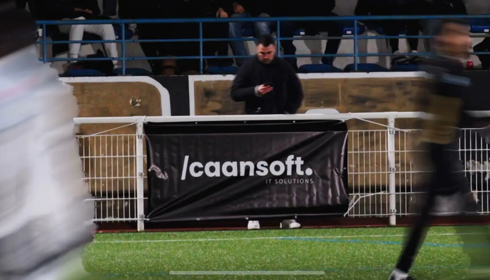 Banderole Caansoft au bord d'un terrain de football du FC 93