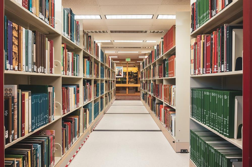 Longue allée de rayonnages de livres dans une bibliothèque, image d'une base de connaissances