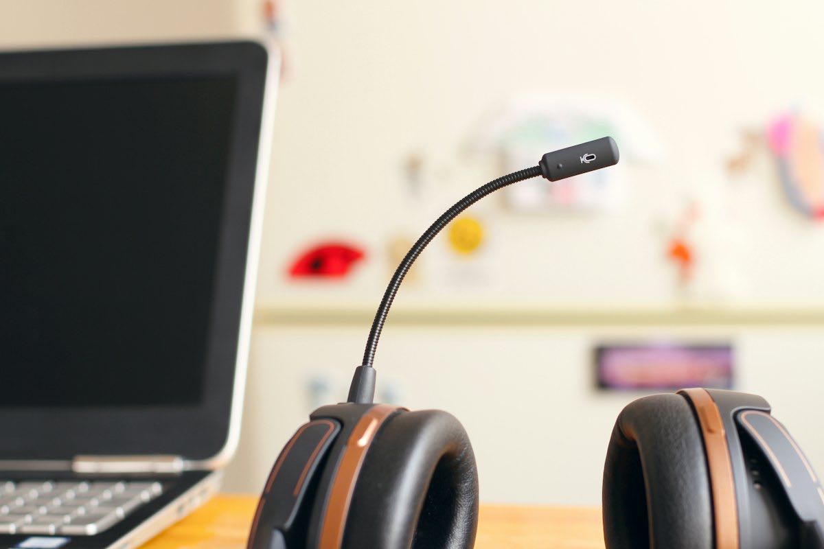 Casque audio avec micro posé devant un ordinateur portable, symbole du service client