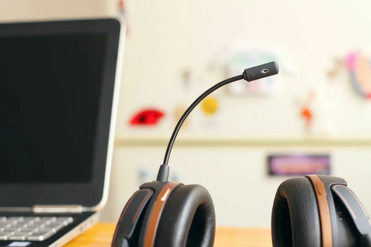Casque audio avec micro posé devant un ordinateur portable, symbole du service client