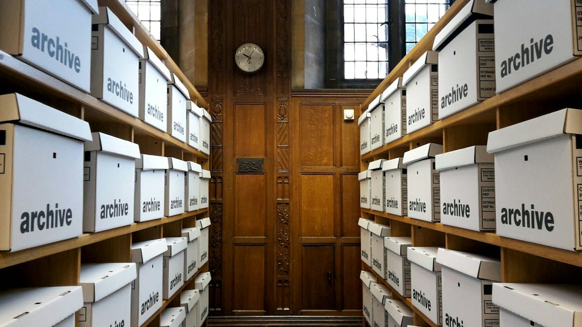 Étagères d'archives avec des boîtes de documents blanches soigneusement classées